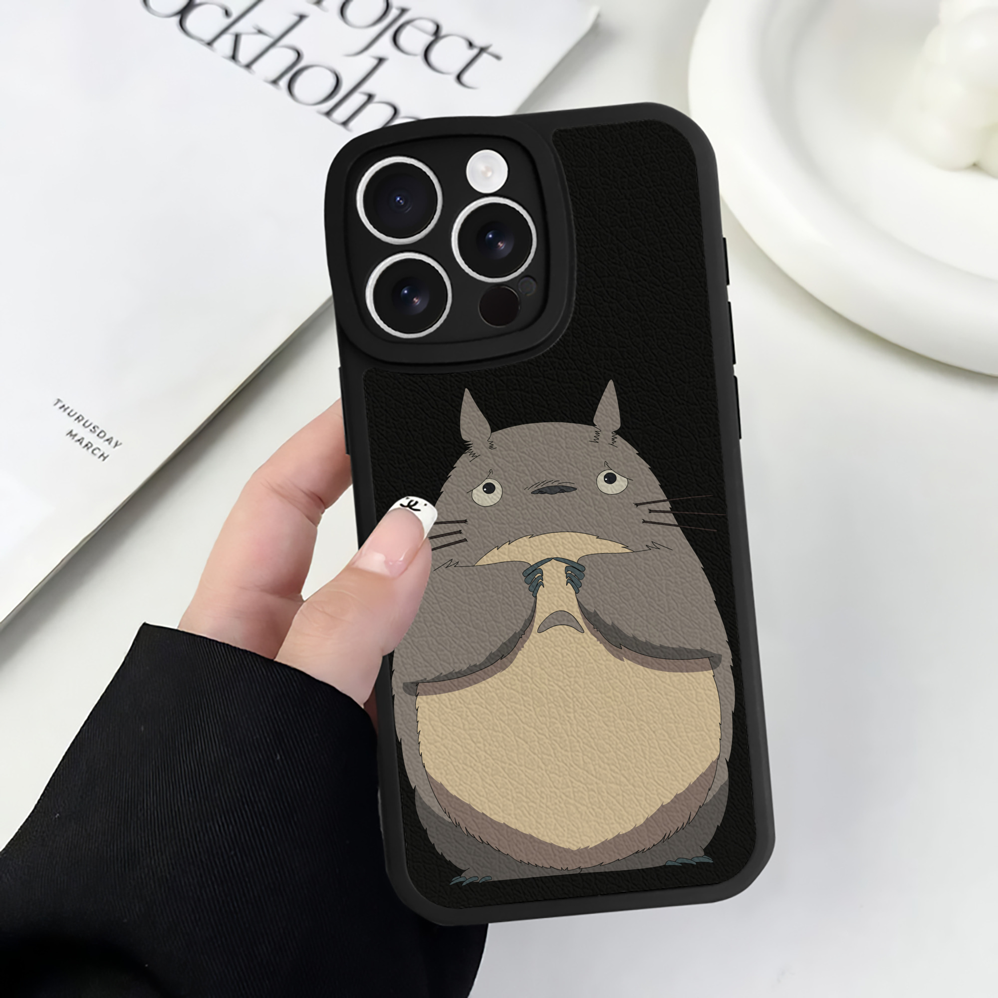 （画像用） となりのトトロ 草壁メイ 草壁サツキ My Neighbor Totoro Satsuki Kusakabe Mei Kusakabe 【iPhone 16シリーズ対応】シリコンスマホケース（レザー調） 材質：シリコン